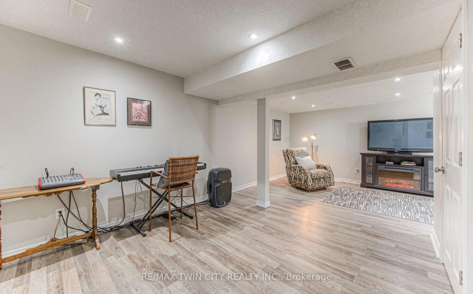Photo 36 of 689 Zermatt Drive, Waterloo — HOMEH