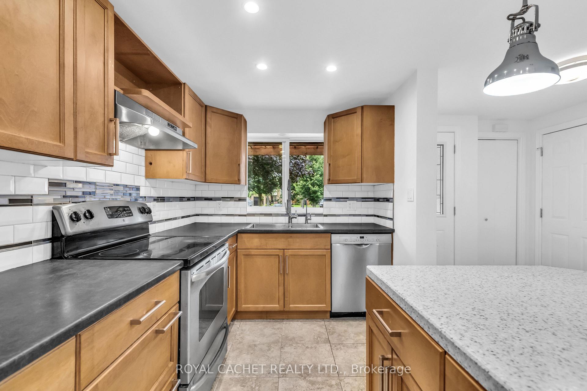 Photo 10 of 66 Camrose Court, Kitchener, Victoria Hills — HOMEH