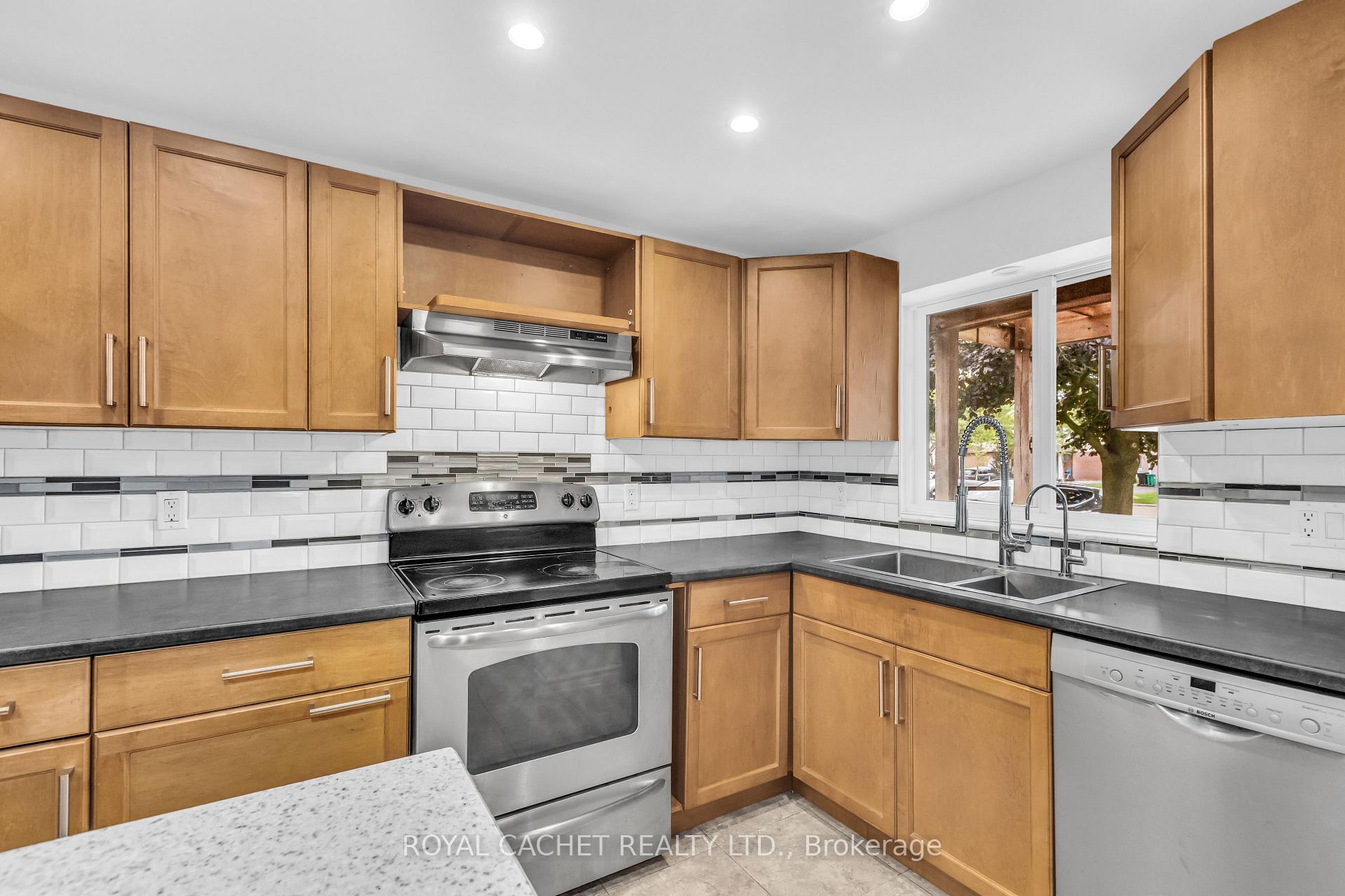 Photo 11 of 66 Camrose Court, Kitchener, Victoria Hills — HOMEH