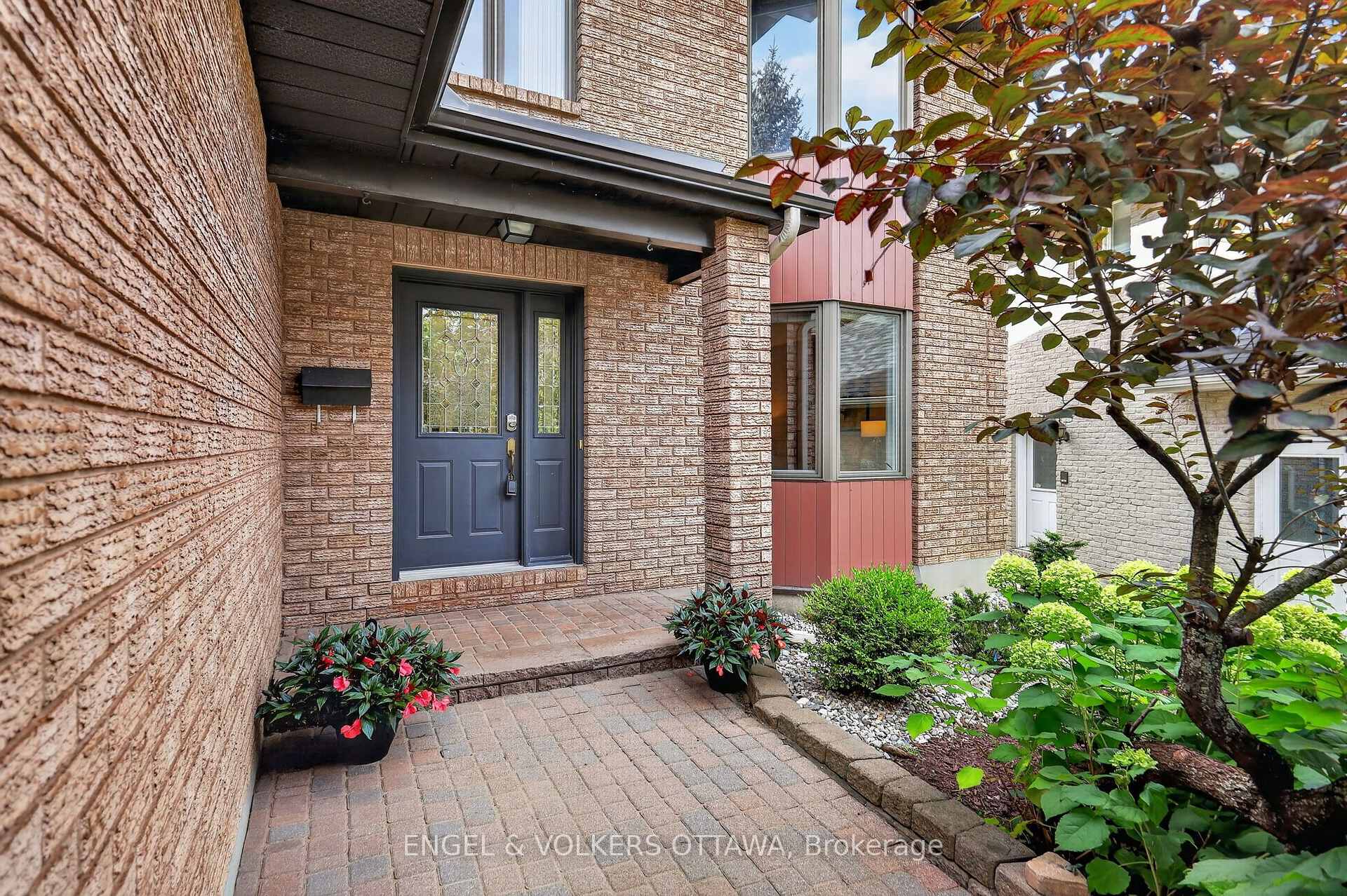 Photo 3 of 2106 Lamira Street, Ottawa, Applewood Acres — HOMEH