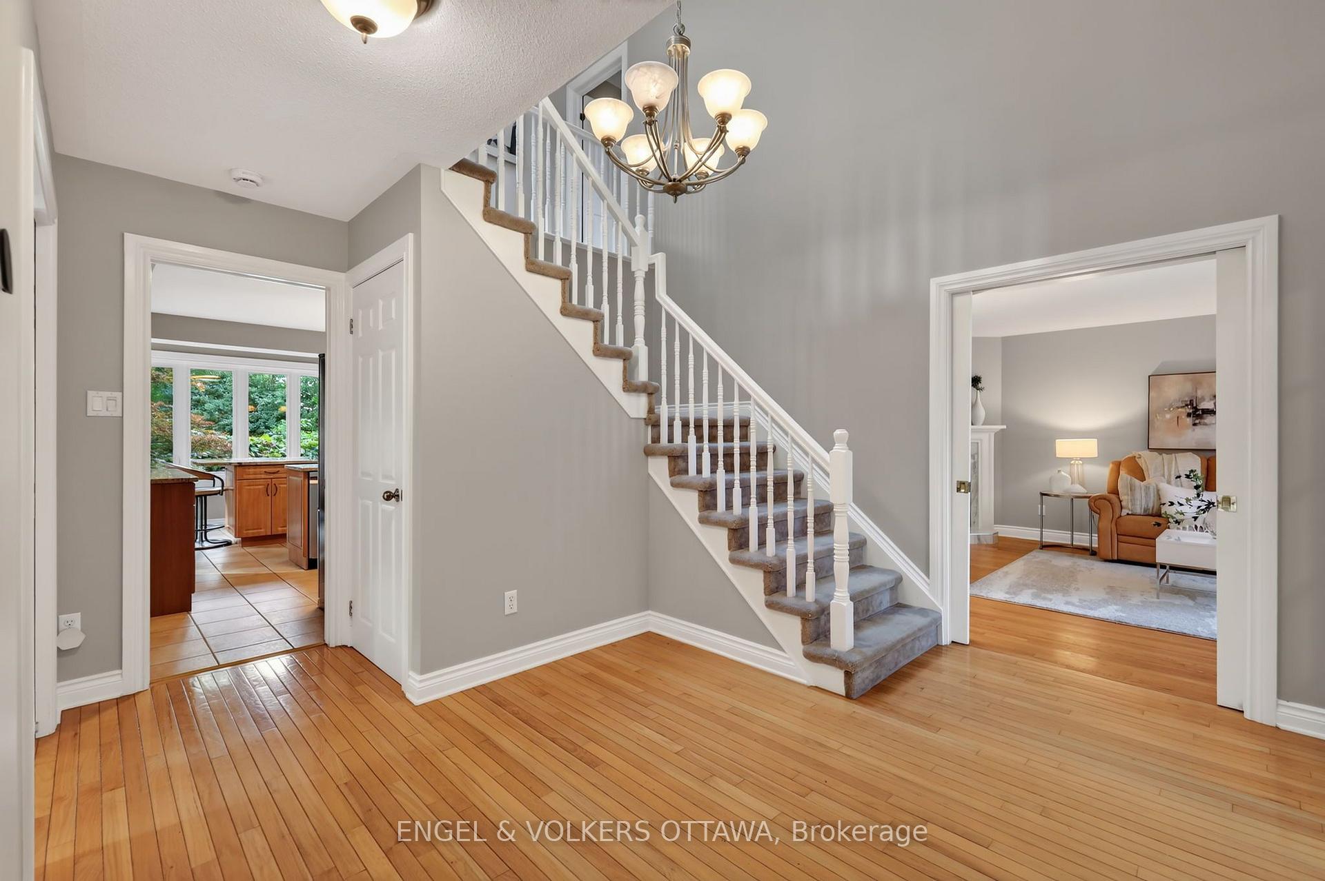 Photo 4 of 2106 Lamira Street, Ottawa, Applewood Acres — HOMEH
