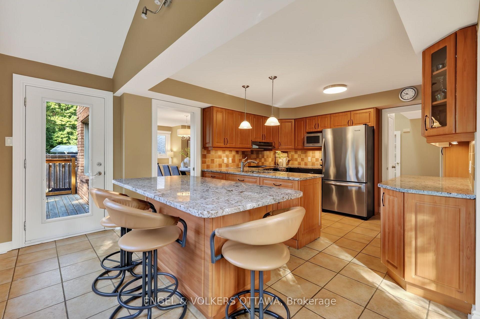 Photo 10 of 2106 Lamira Street, Ottawa, Applewood Acres — HOMEH