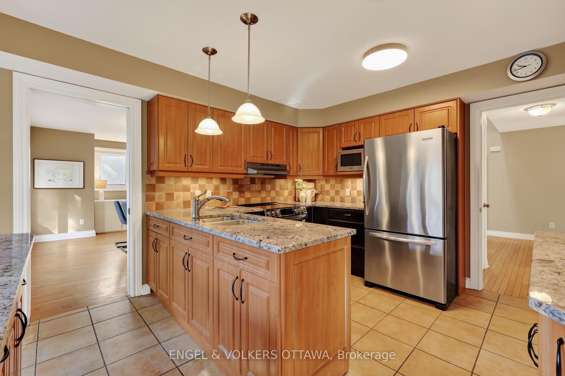 Photo 11 of 2106 Lamira Street, Ottawa, Applewood Acres — HOMEH