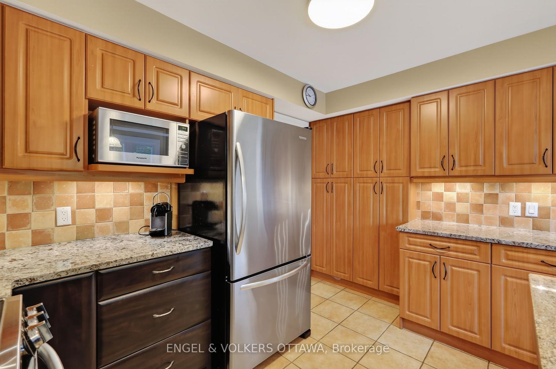Photo 12 of 2106 Lamira Street, Ottawa, Applewood Acres — HOMEH
