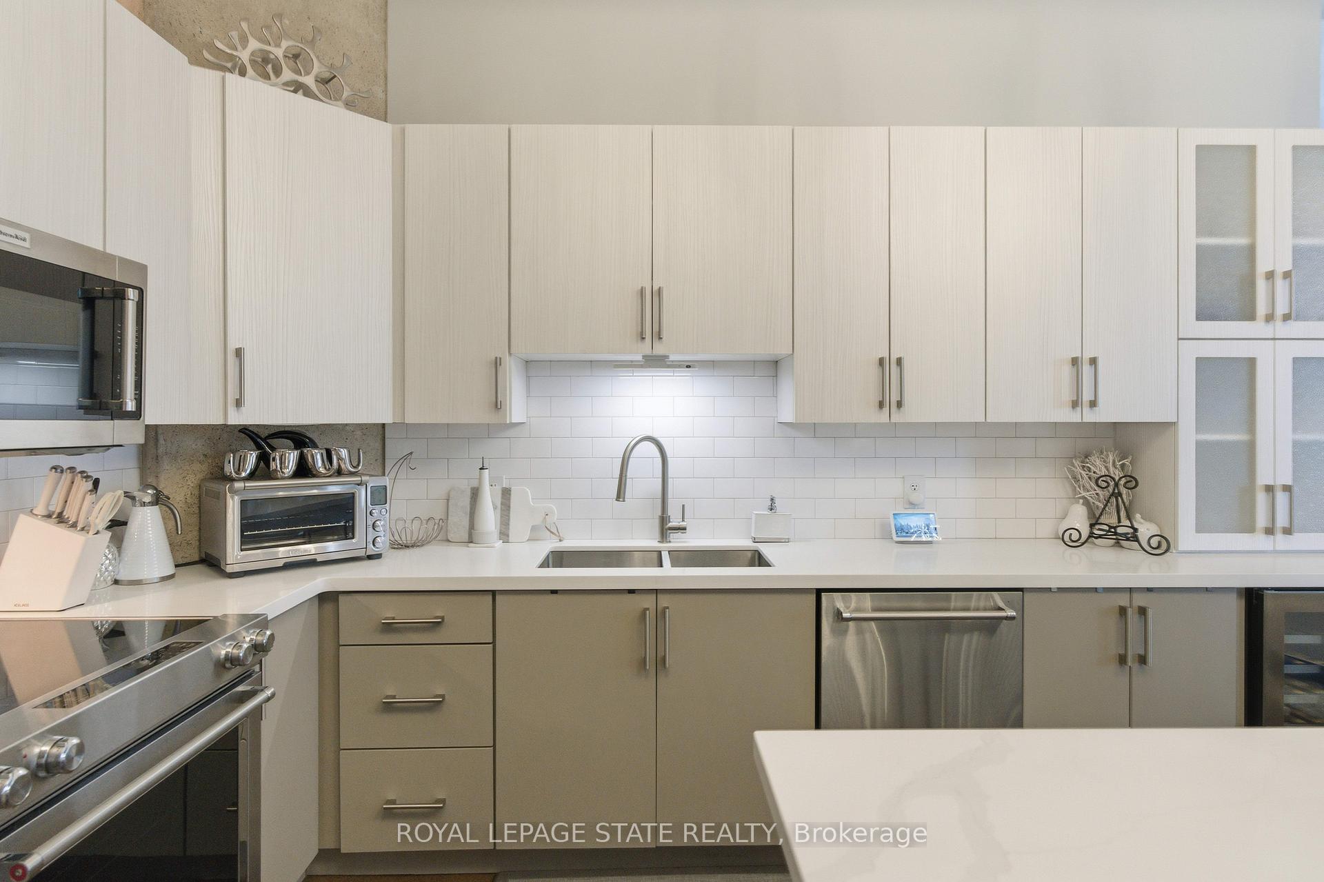 Photo 12 of Unit PH10, 66 Bay Street S, Hamilton, Durand — HOMEH