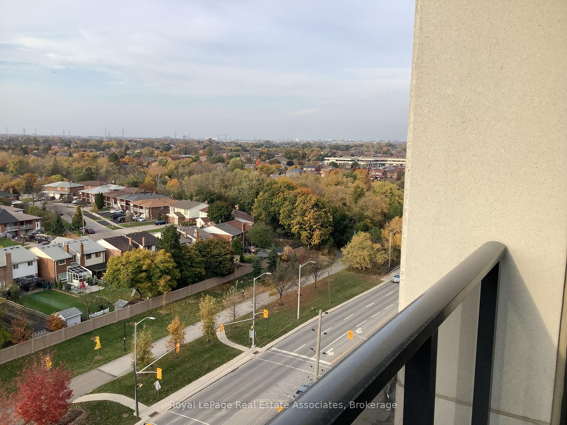 Photo 7 of Unit 1004, 202 Burnhamthorpe Road E, Mississauga, Mississauga Valleys — HOMEH