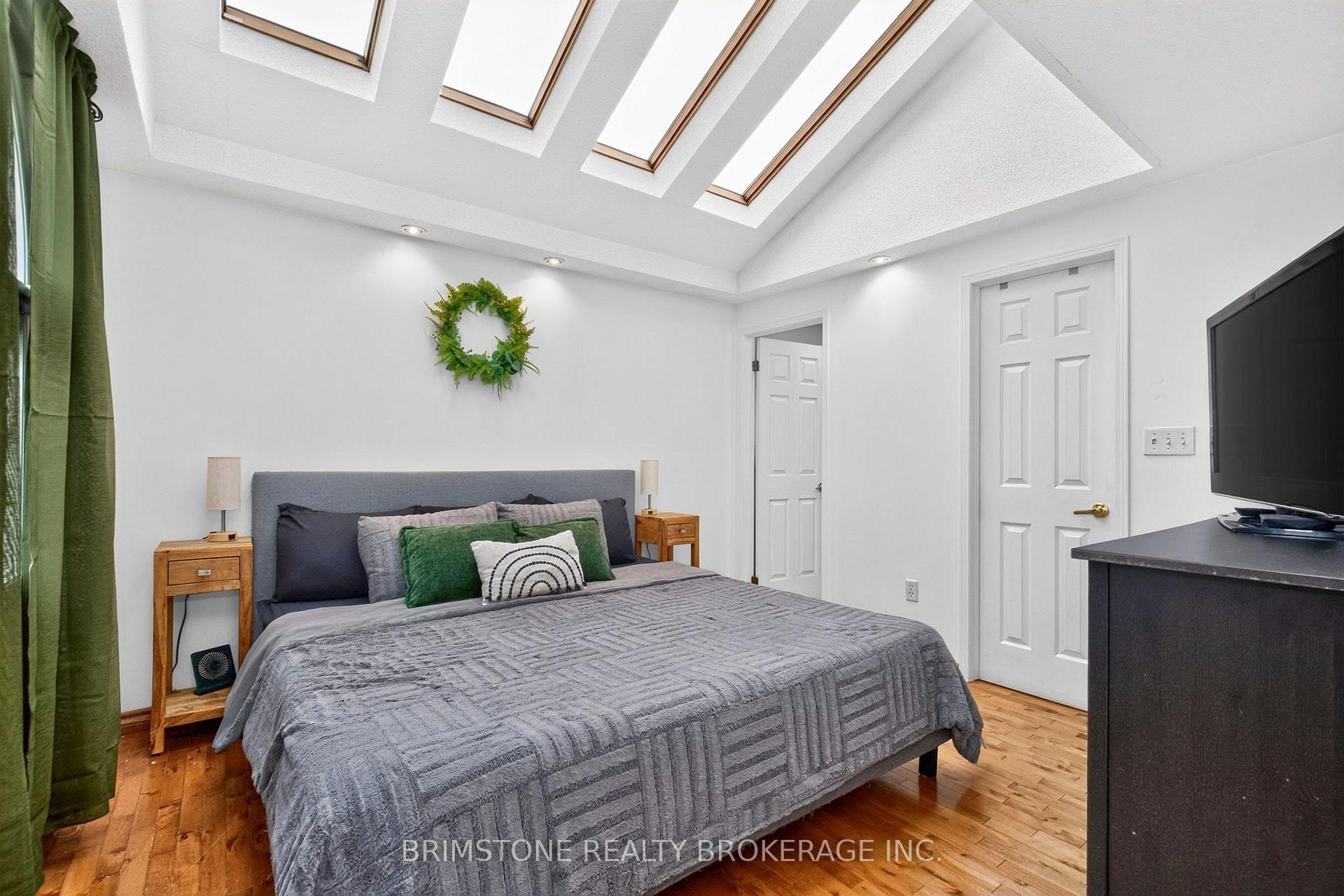 Photo 21 of 32 Wessenger Drive, Barrie, Holly — HOMEH