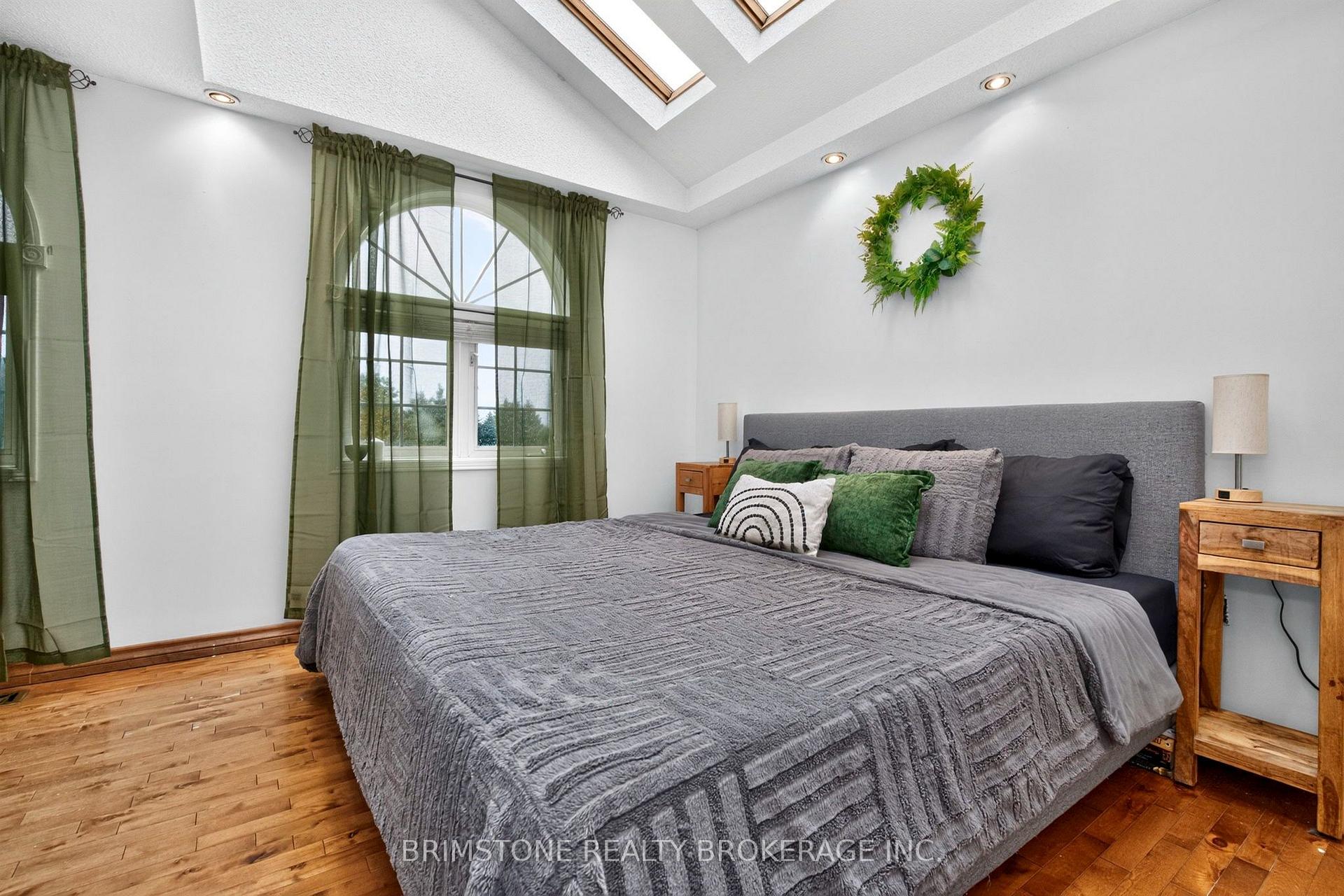 Photo 22 of 32 Wessenger Drive, Barrie, Holly — HOMEH