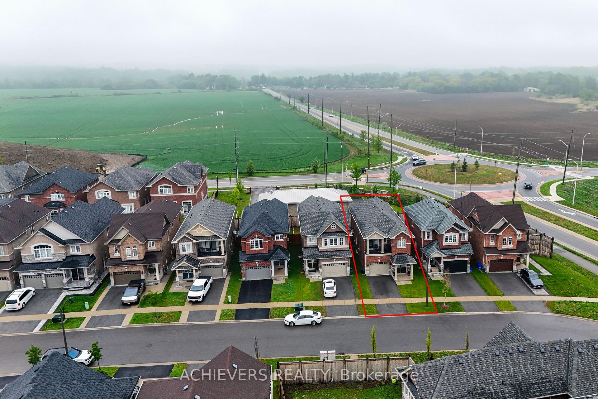 Photo 3 of 52 Branigan Crescent, Halton Hills, Georgetown — HOMEH