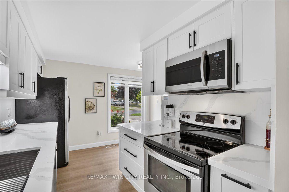 Photo 13 of 23 Briar Knoll Drive, Kitchener, Country Hills West — HOMEH
