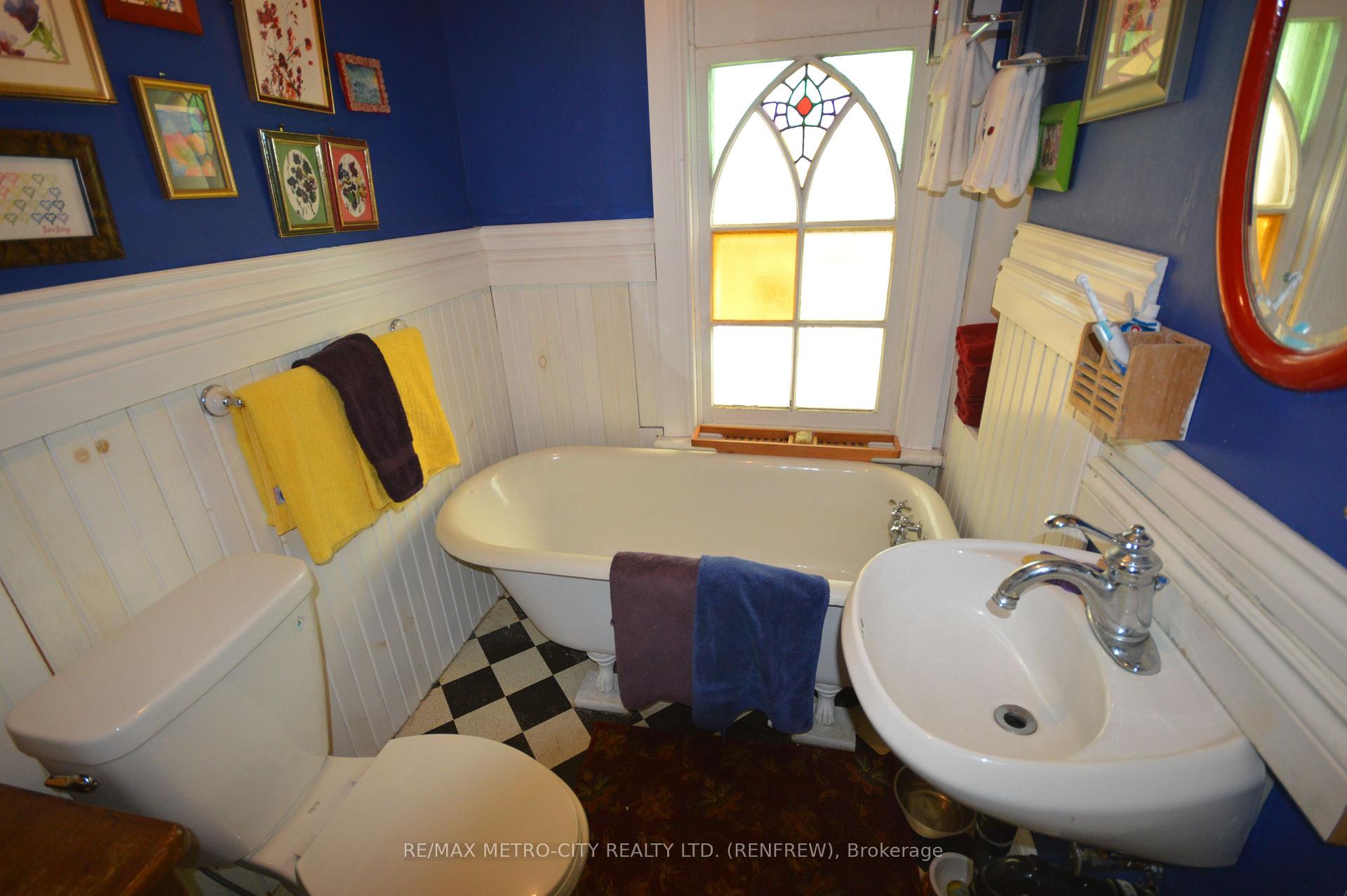 Photo 23 of 193 Oak Street, Bonnechere Valley, Eganville/Bonnechere Twp — HOMEH