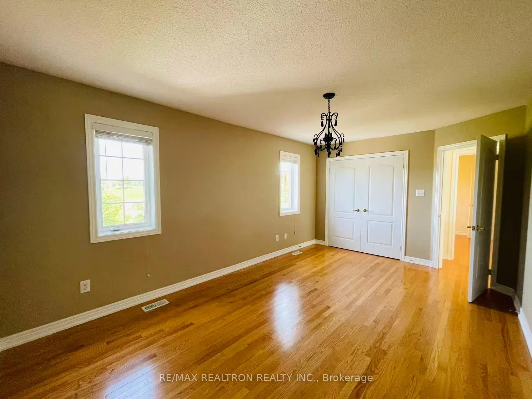 Photo 10 of 35 Basilica Drive, Vaughan, Vellore Village — HOMEH