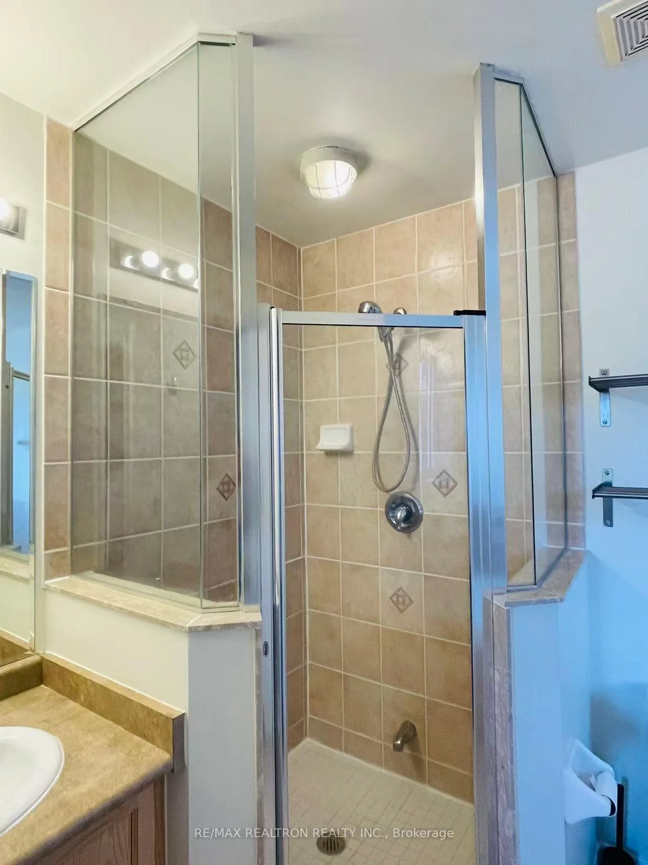 Photo 17 of 35 Basilica Drive, Vaughan, Vellore Village — HOMEH