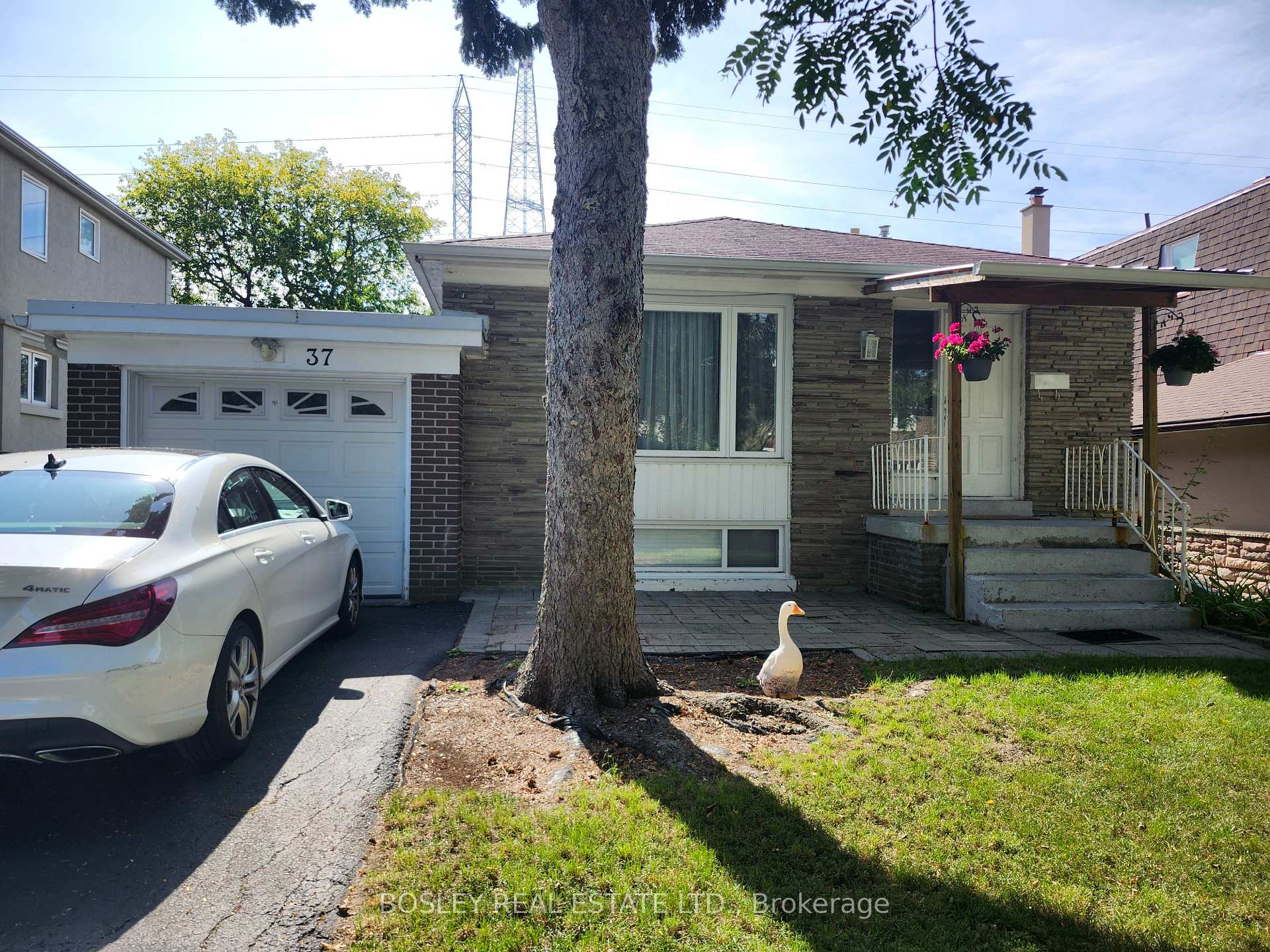 Photo 2 of Unit Main, 37 Summerside Crescent, North York, Hillcrest Village — HOMEH