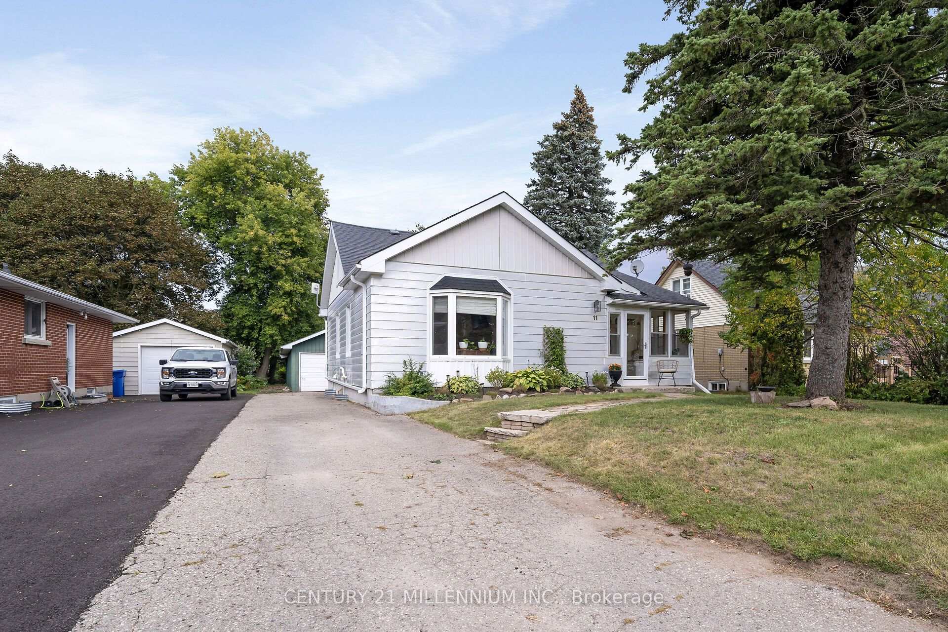 Photo of 11 Dundas Street W