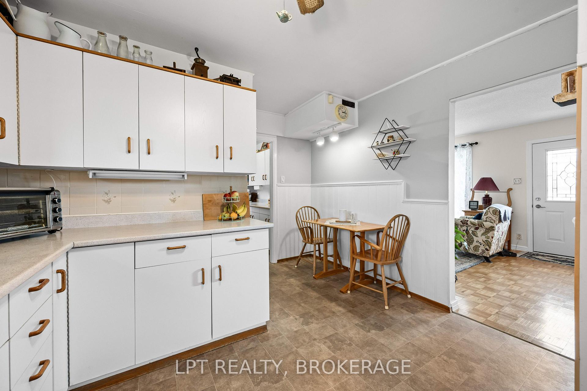 Photo 16 of 6087 County Road 2, Loyalist, Lennox and Addington - South — HOMEH