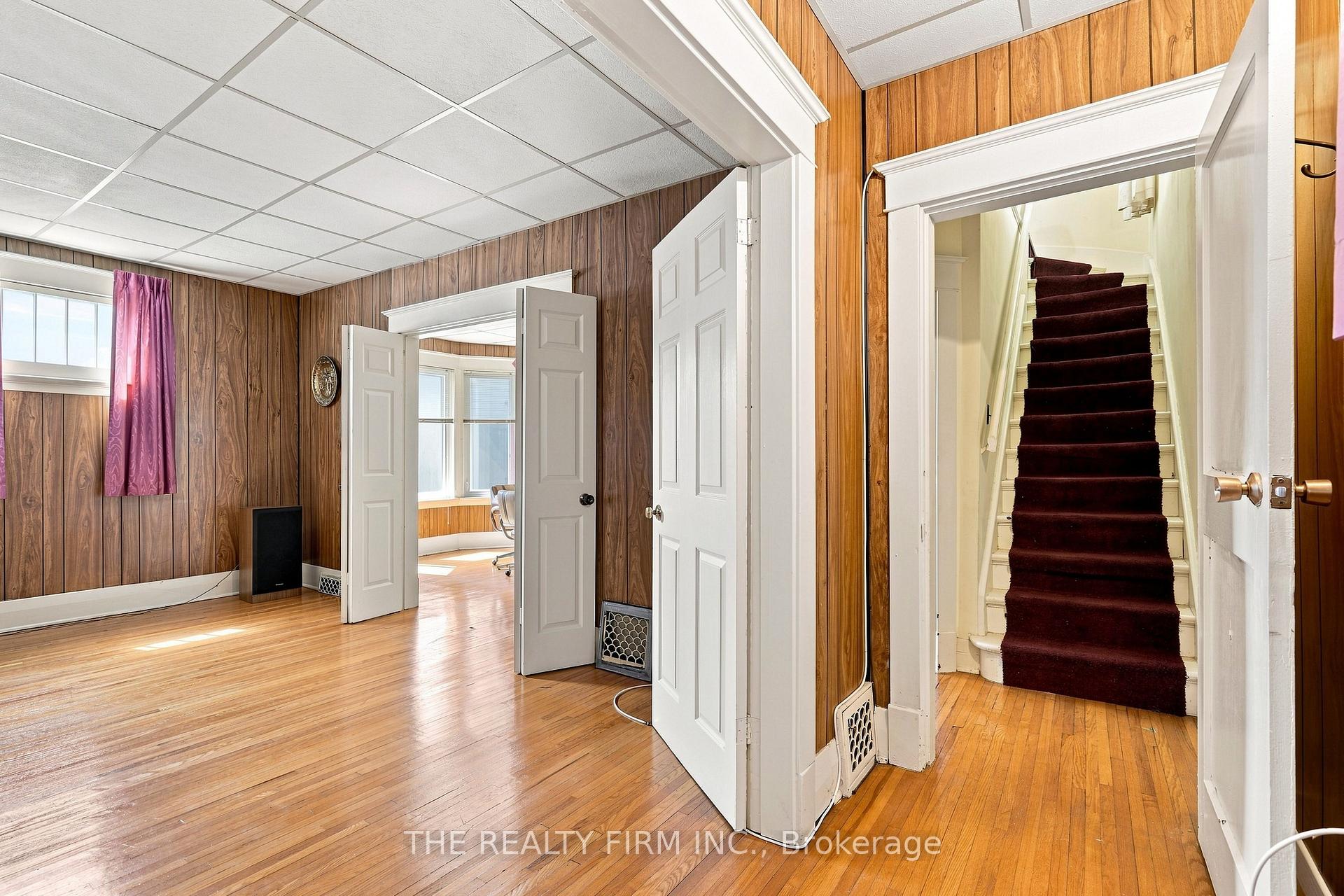 Photo 4 of 35 Wharncliffe Road S, London, South F — HOMEH