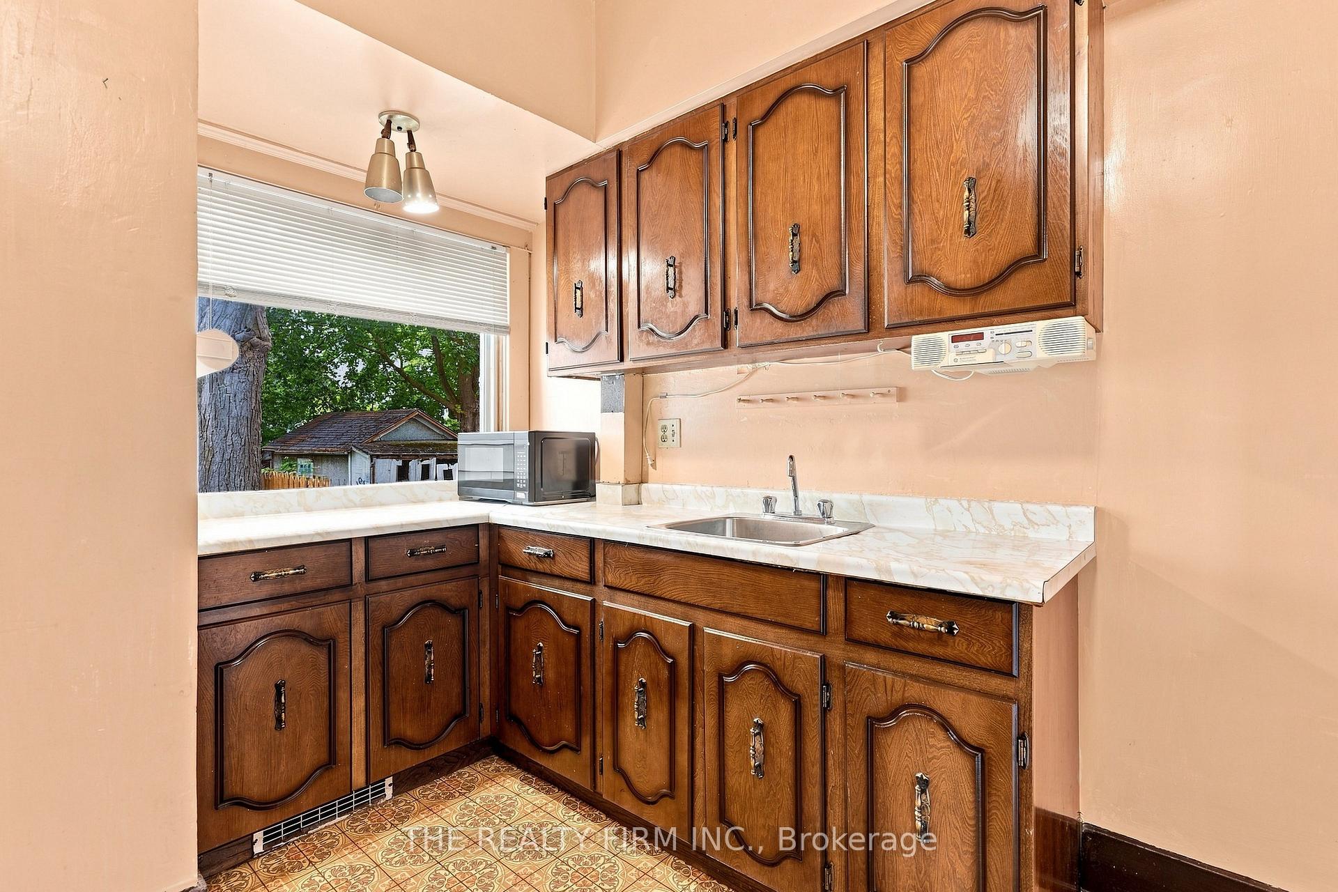 Photo 18 of 35 Wharncliffe Road S, London, South F — HOMEH