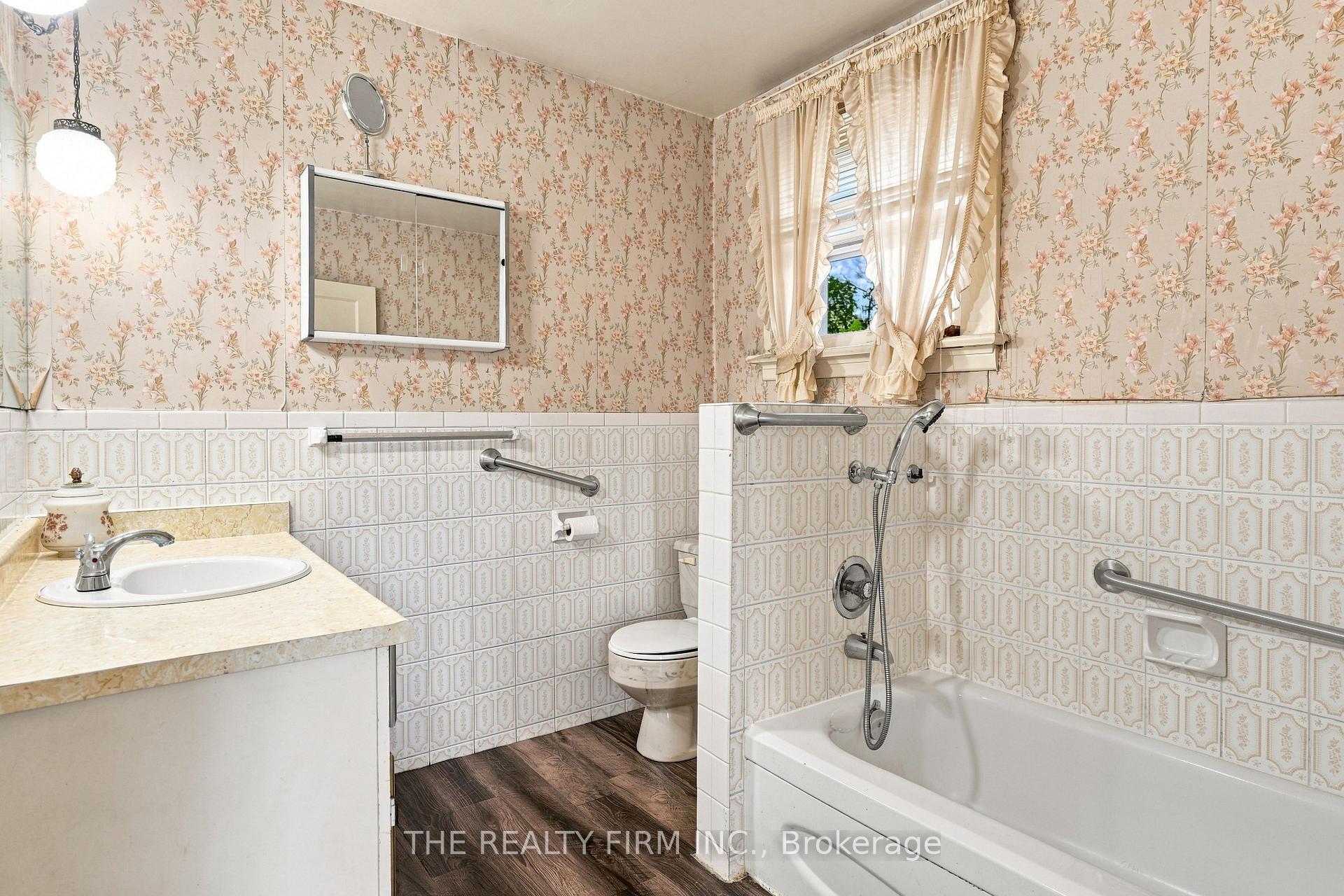 Photo 27 of 35 Wharncliffe Road S, London, South F — HOMEH