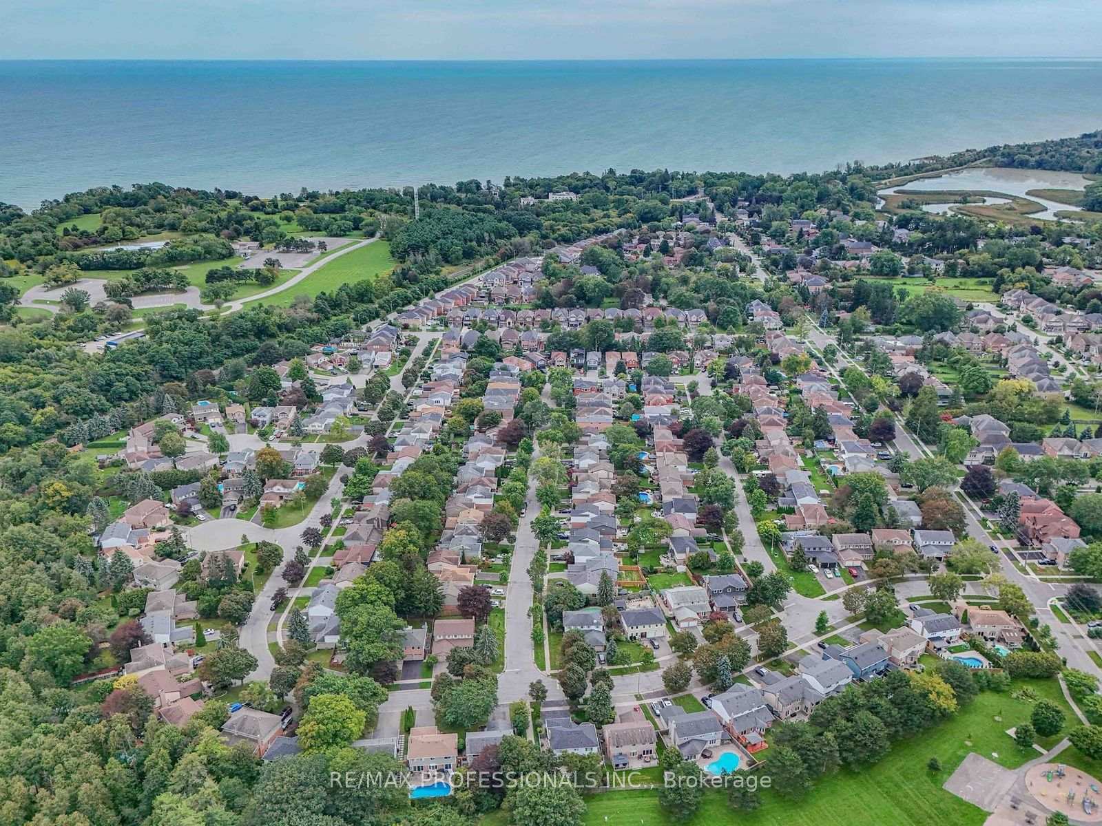 Photo 43 of 1025 Moorelands Crescent, Pickering, Rosebank — HOMEH