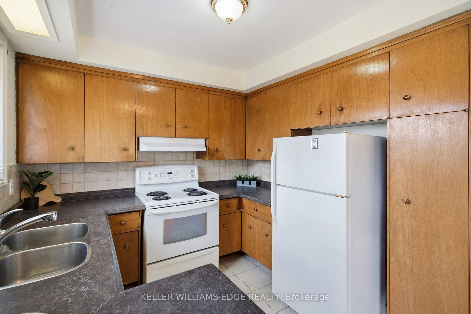 Photo 12 of 1101 Mohawk Road E, Hamilton, Huntington — HOMEH