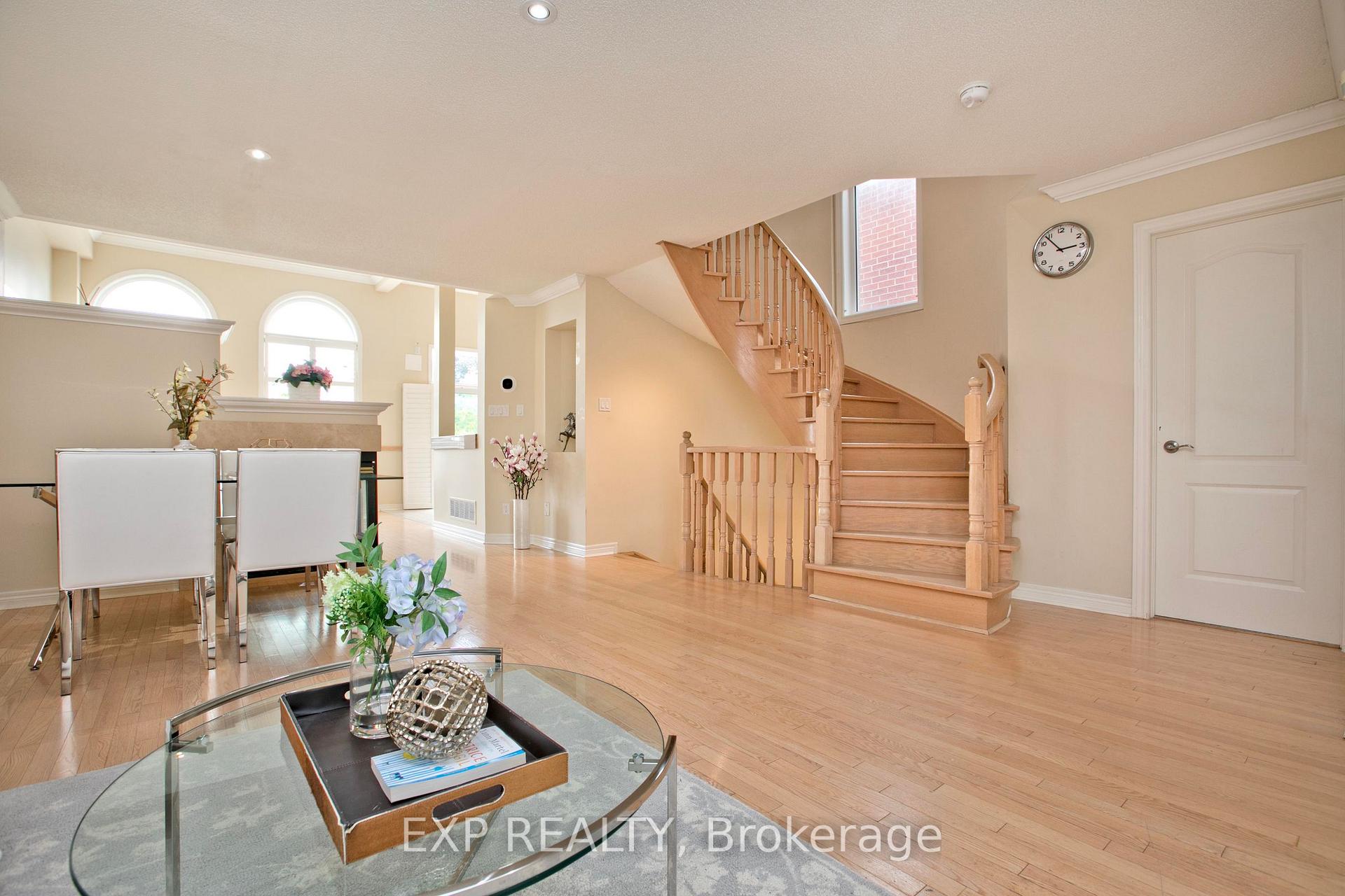 Photo 5 of 55 Sandway Crescent, Vaughan, Maple — HOMEH