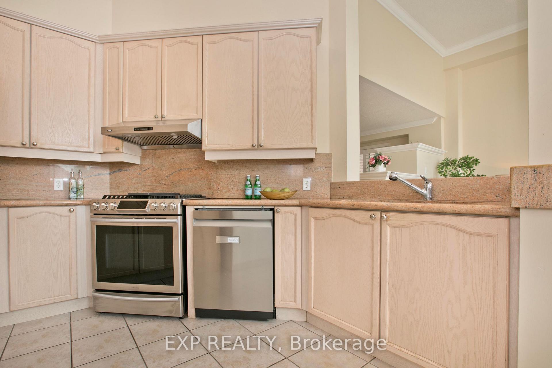 Photo 13 of 55 Sandway Crescent, Vaughan, Maple — HOMEH
