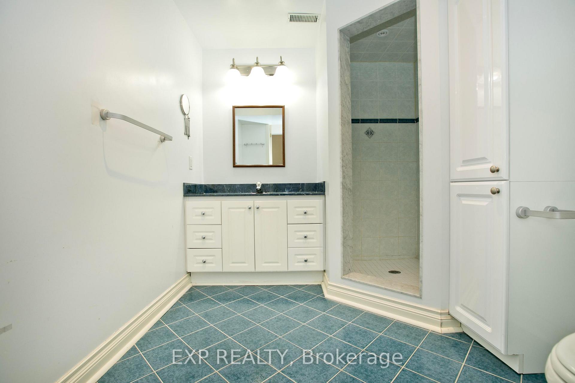 Photo 32 of 55 Sandway Crescent, Vaughan, Maple — HOMEH