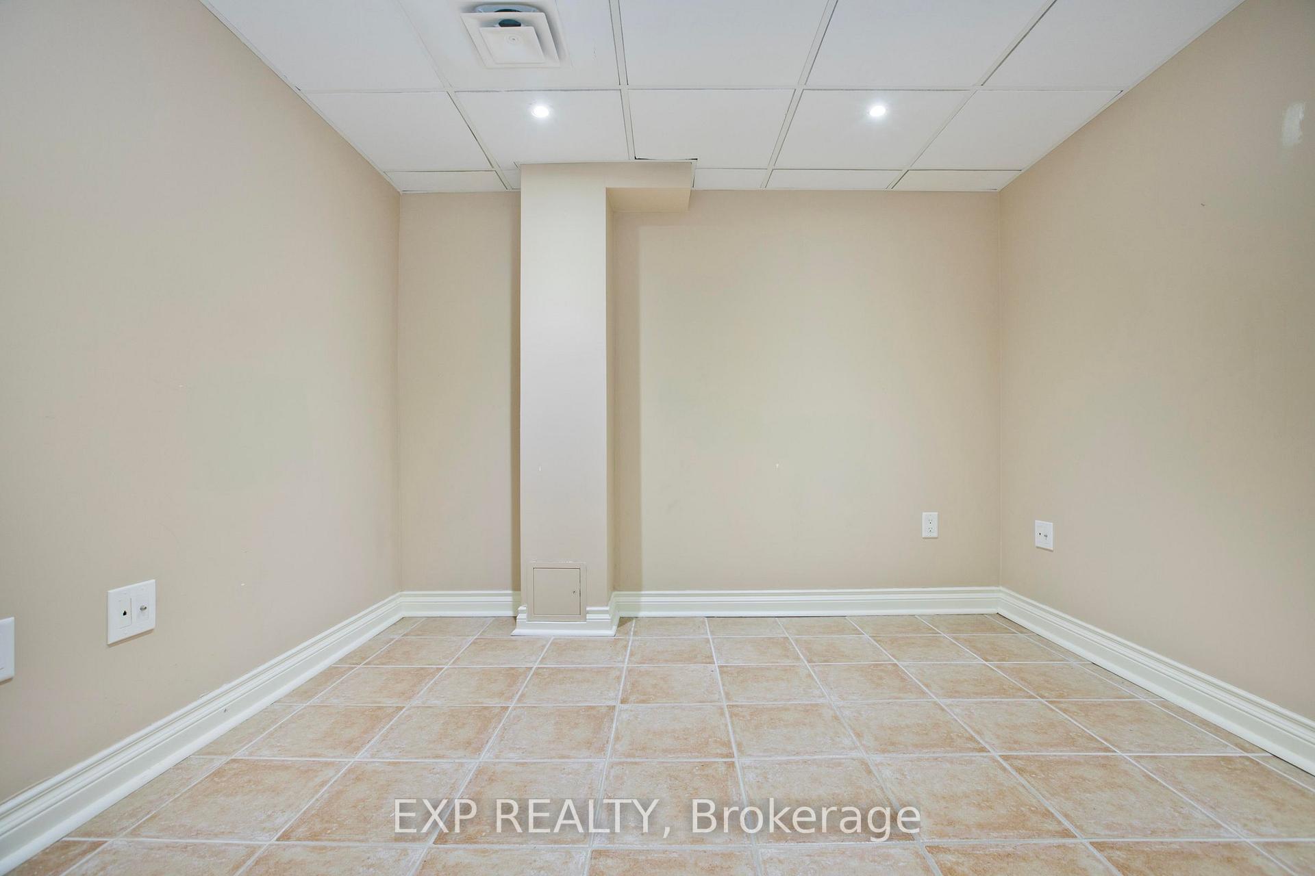 Photo 33 of 55 Sandway Crescent, Vaughan, Maple — HOMEH