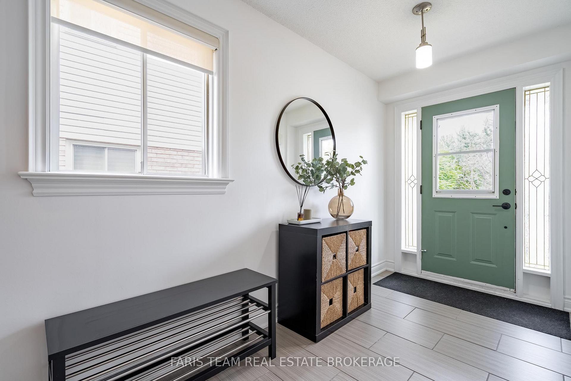 Photo 4 of 49 Cunningham Drive, Barrie, Ardagh — HOMEH
