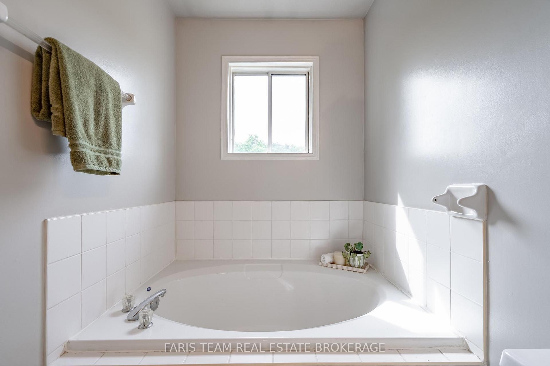 Photo 18 of 49 Cunningham Drive, Barrie, Ardagh — HOMEH