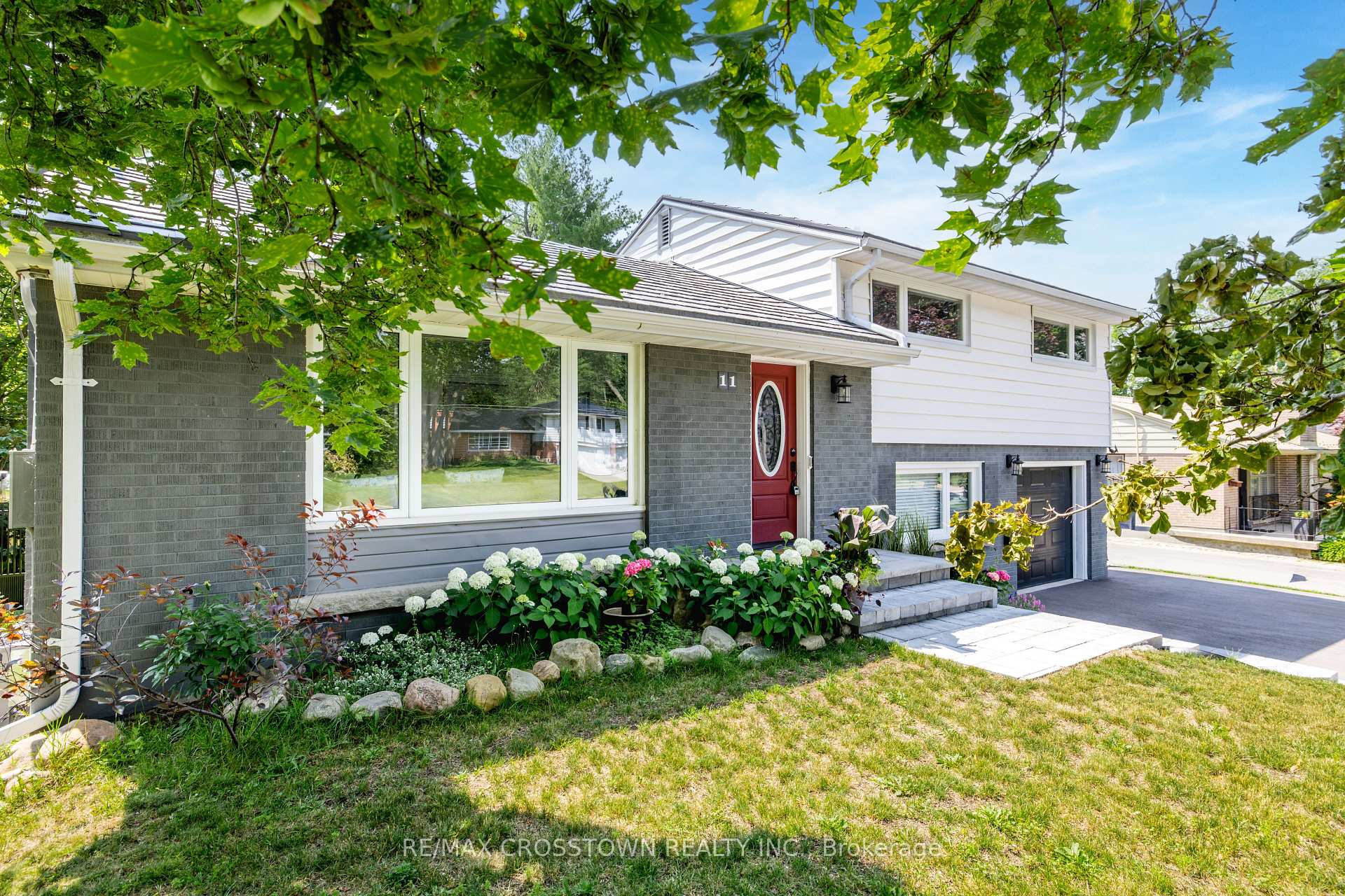 Photo 3 of 11 Castle Drive, Barrie, Sunnidale — HOMEH
