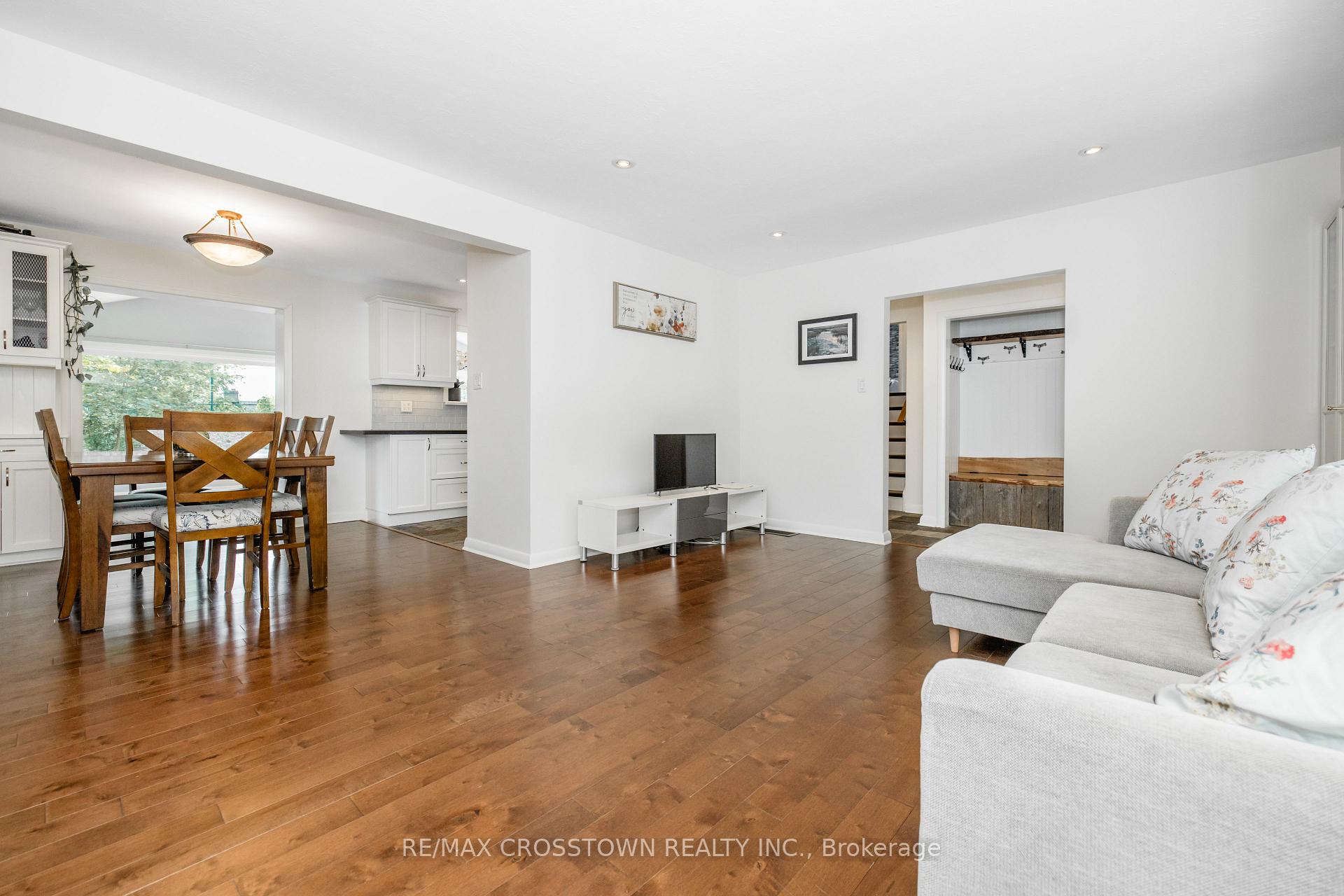 Photo 9 of 11 Castle Drive, Barrie, Sunnidale — HOMEH