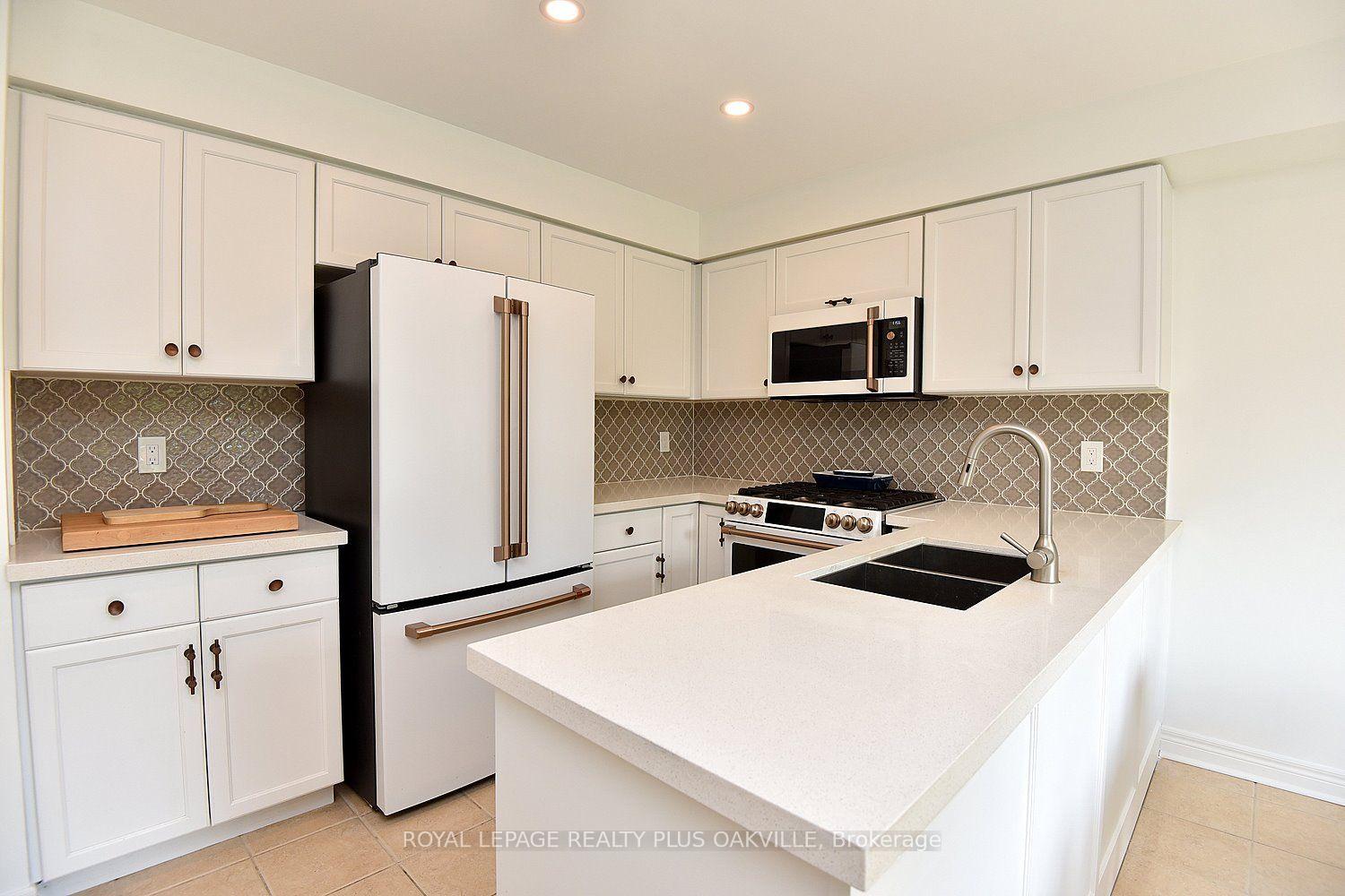 Photo 17 of 546 Sandcherry Drive, Burlington, Bayview — HOMEH