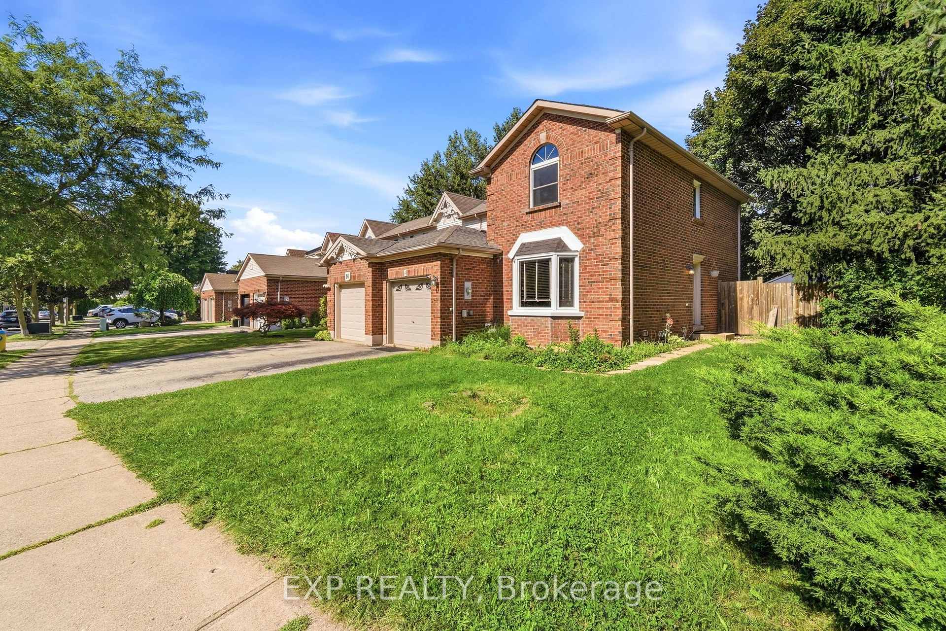 Photo 2 of 14 Hedge Lawn Drive, Grimsby, Grimsby East — HOMEH