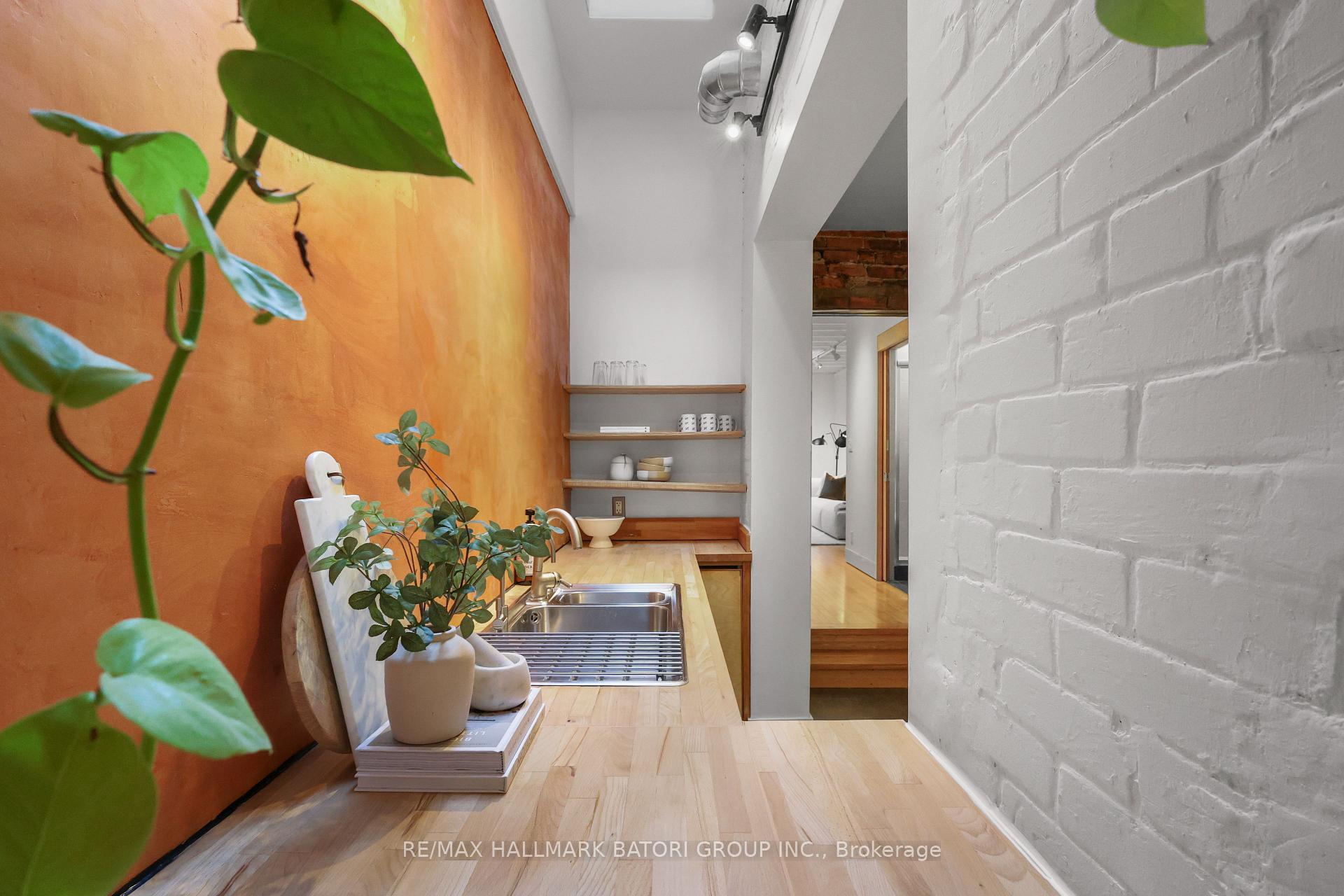 Photo 10 of 652 Richmond Street W, Toronto, Niagara — HOMEH