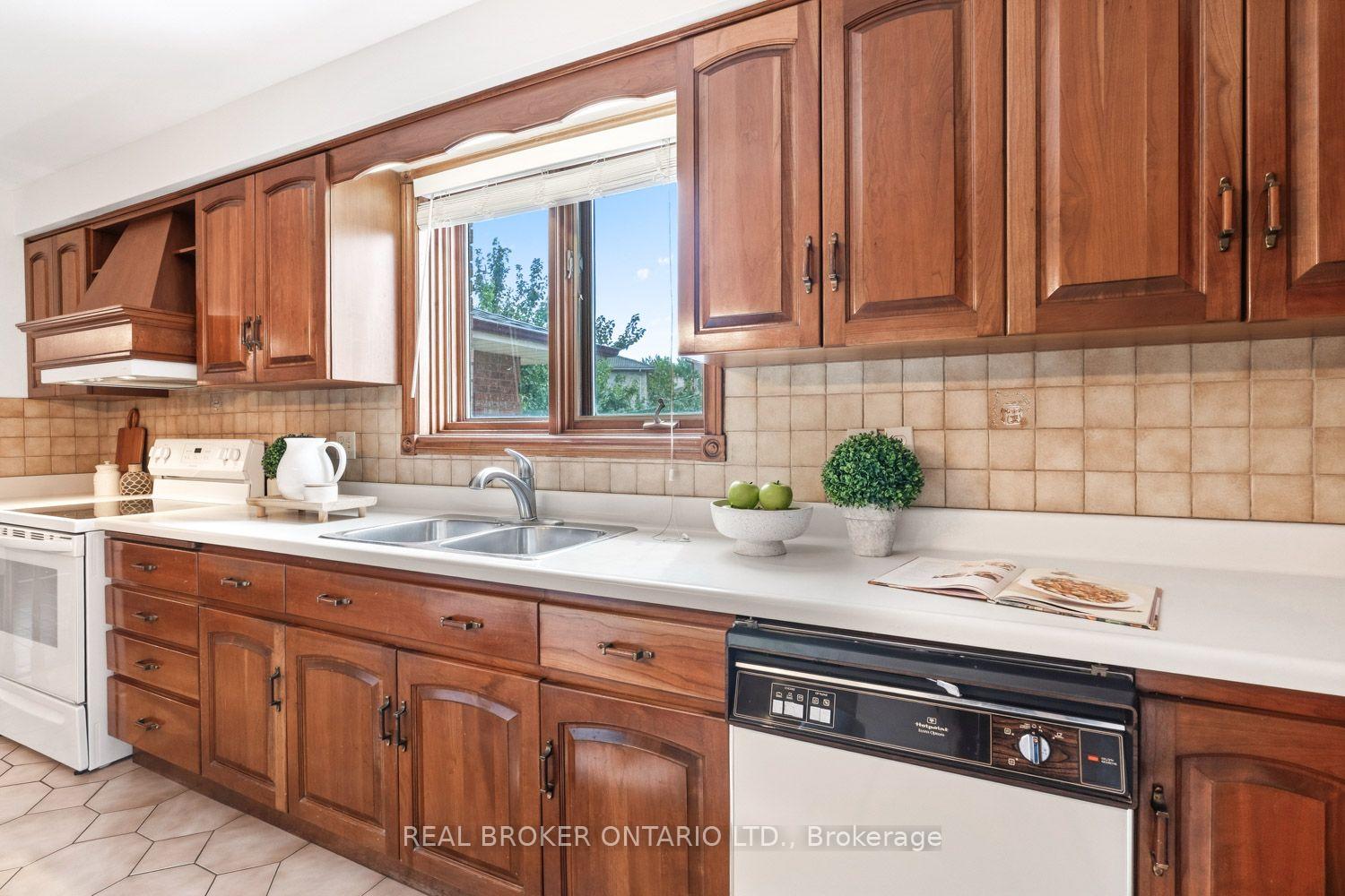 Photo 11 of 86 Monte Drive, Hamilton, Gershome — HOMEH