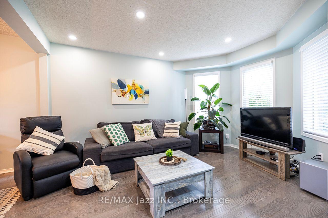 Photo 5 of 23 Meredith Court, Clarington, Courtice — HOMEH