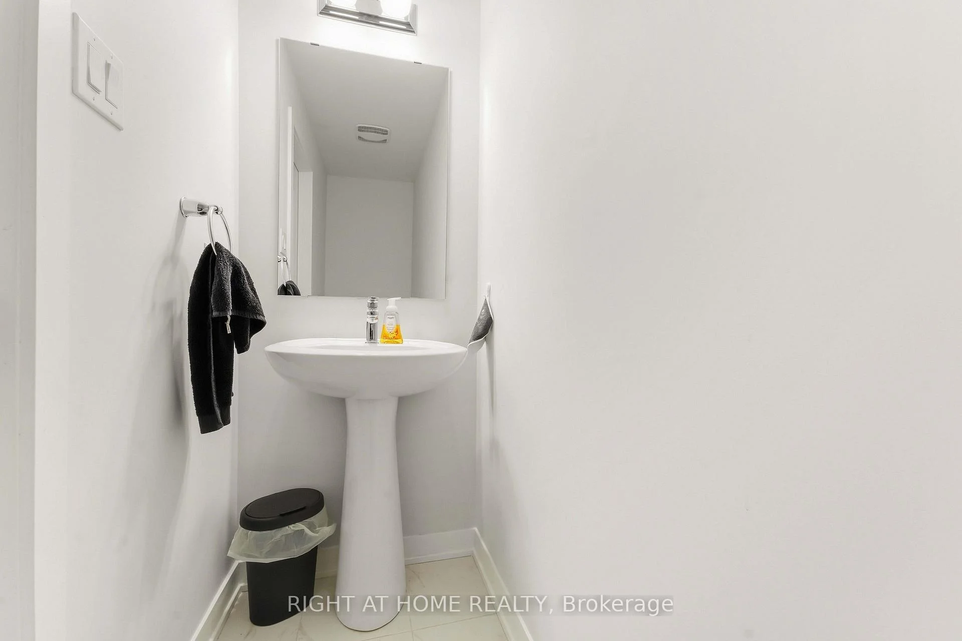Photo 33 of 206 Parnian Private, Ottawa, Barrhaven - Half Moon Bay — HOMEH