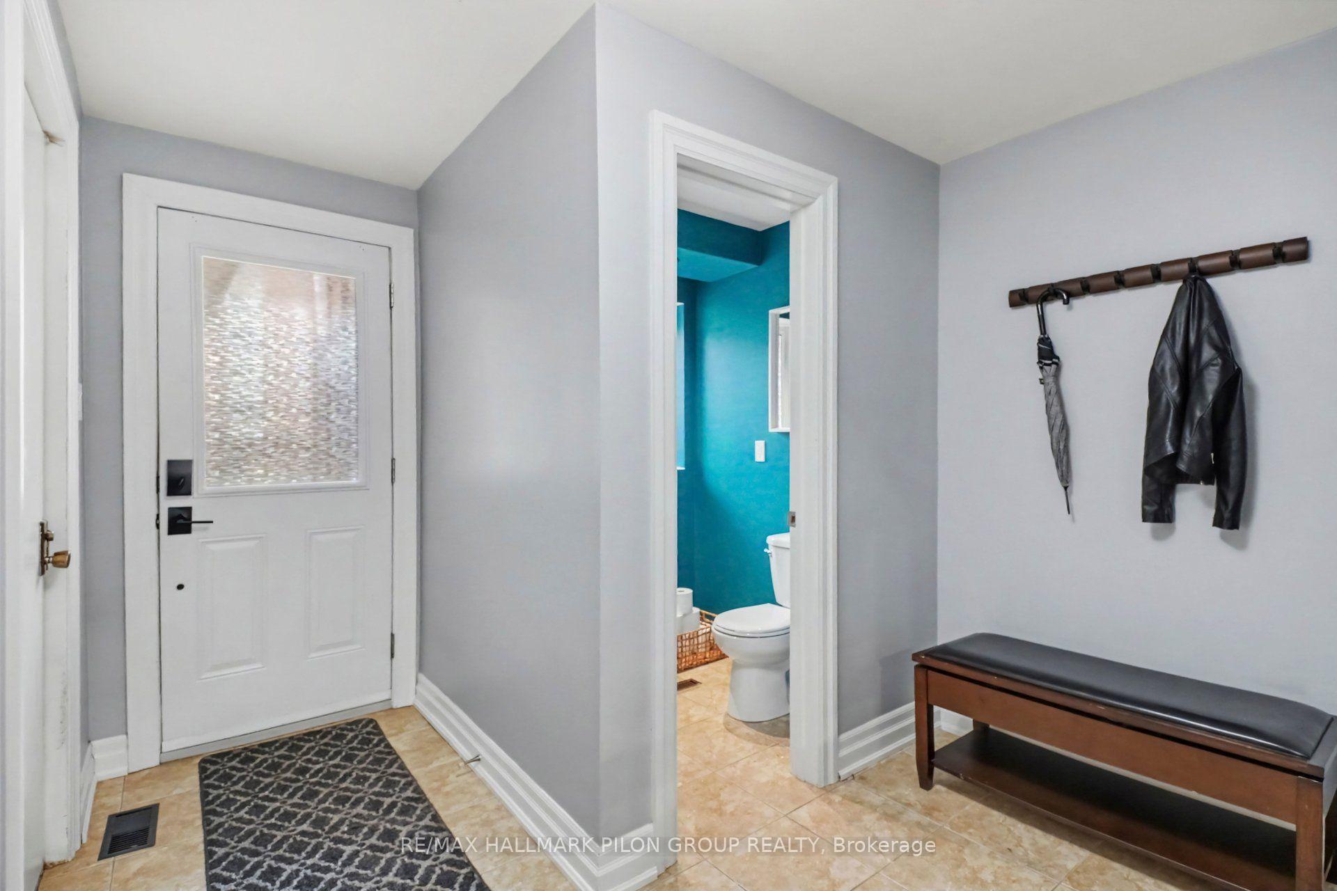 Photo 2 of Unit B, 106 Valley Stream Drive, Ottawa, Leslie Park — HOMEH