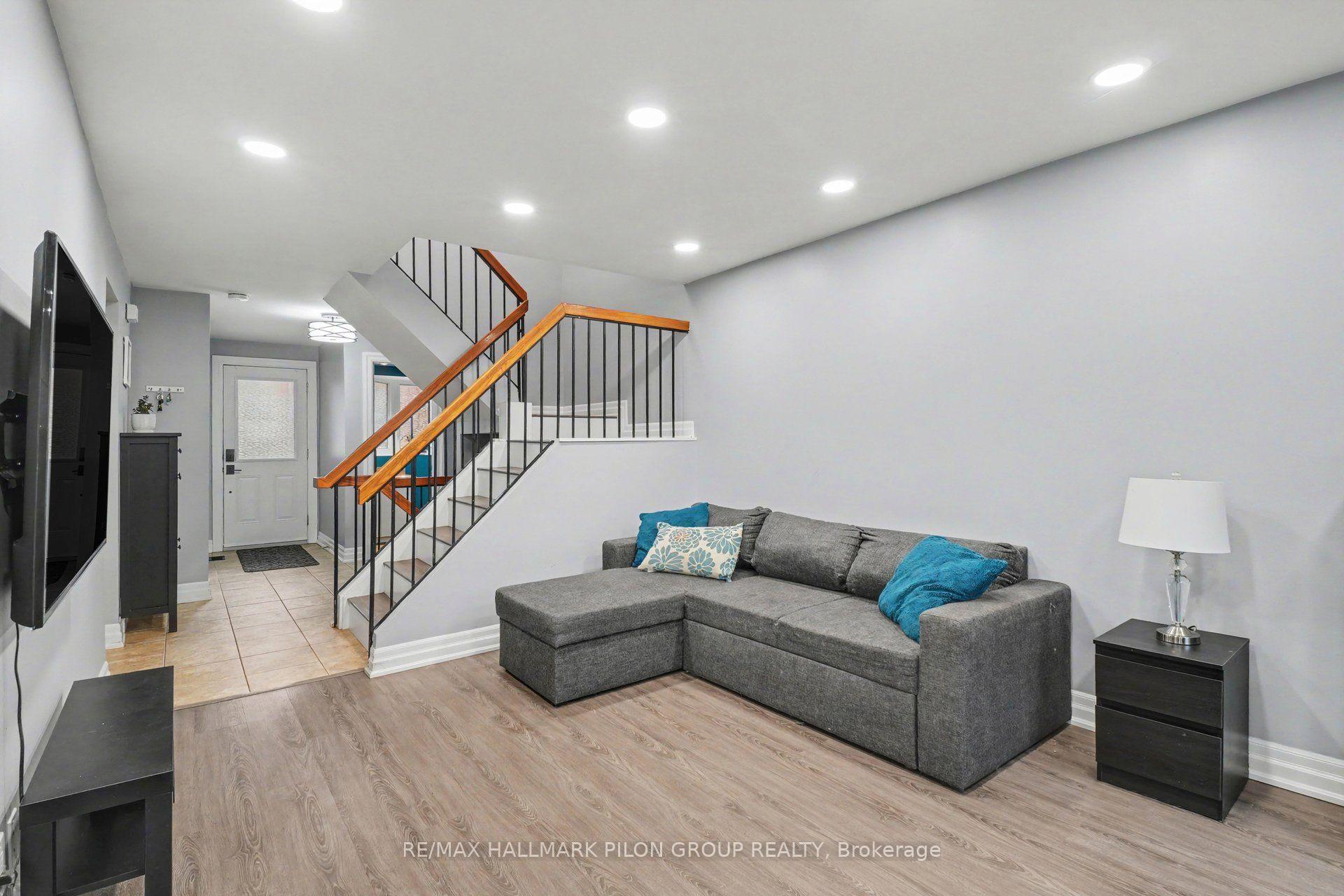 Photo 3 of Unit B, 106 Valley Stream Drive, Ottawa, Leslie Park — HOMEH