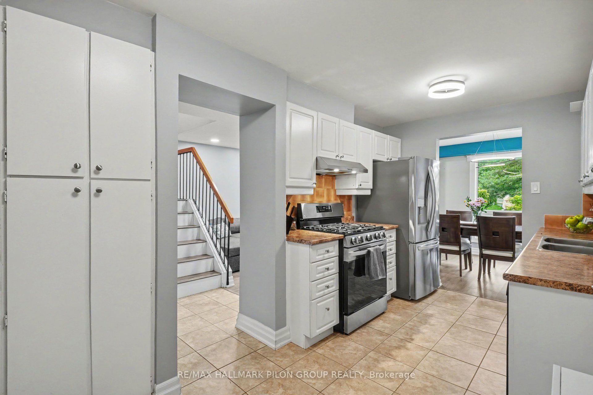 Photo 6 of Unit B, 106 Valley Stream Drive, Ottawa, Leslie Park — HOMEH