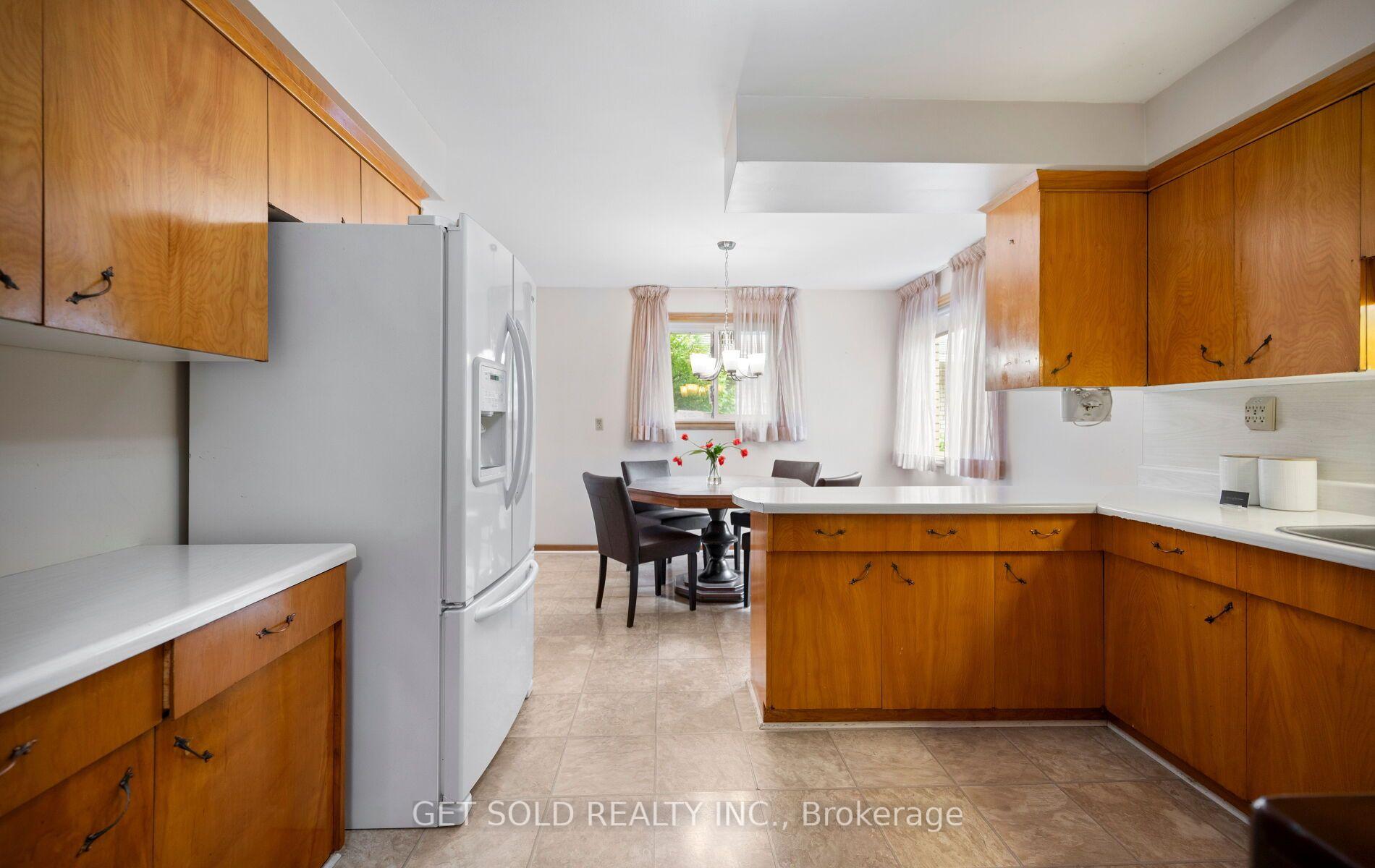 Photo 9 of 11 Parmalea Crescent, Etobicoke, Willowridge-Martingrove-Richview — HOMEH