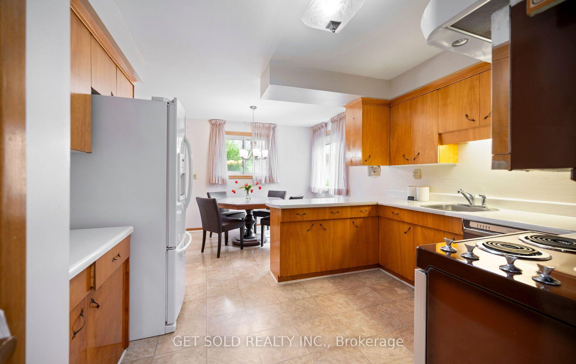 Photo 10 of 11 Parmalea Crescent, Etobicoke, Willowridge-Martingrove-Richview — HOMEH