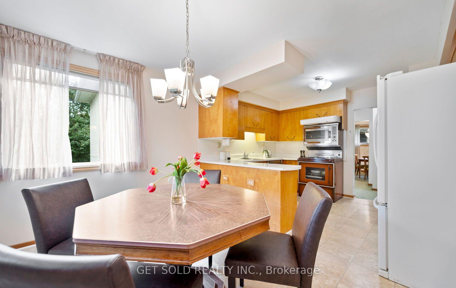 Photo 12 of 11 Parmalea Crescent, Etobicoke, Willowridge-Martingrove-Richview — HOMEH