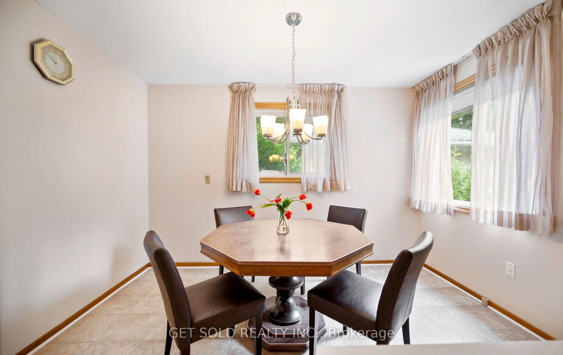 Photo 13 of 11 Parmalea Crescent, Etobicoke, Willowridge-Martingrove-Richview — HOMEH
