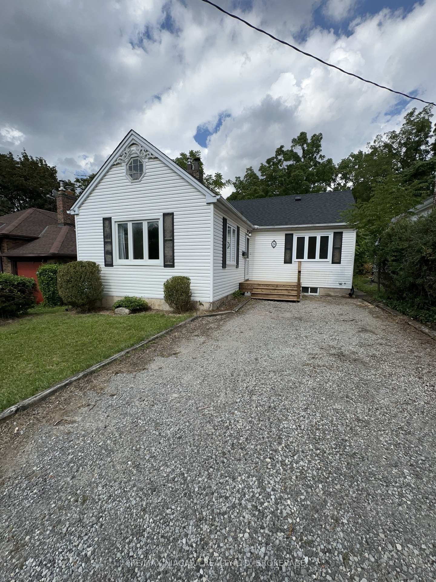 Photo 3 of 24 Welland Vale Road, St. Catharines, Downtown — HOMEH