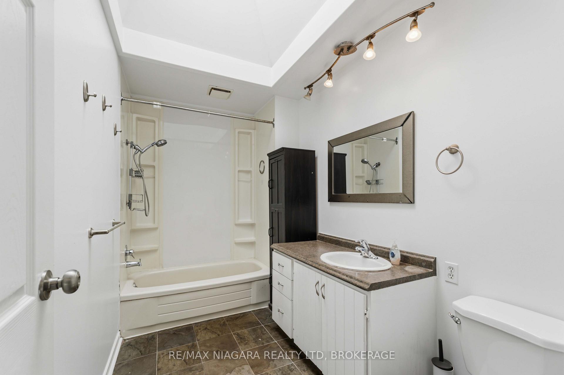 Photo 14 of 24 Welland Vale Road, St. Catharines, Downtown — HOMEH