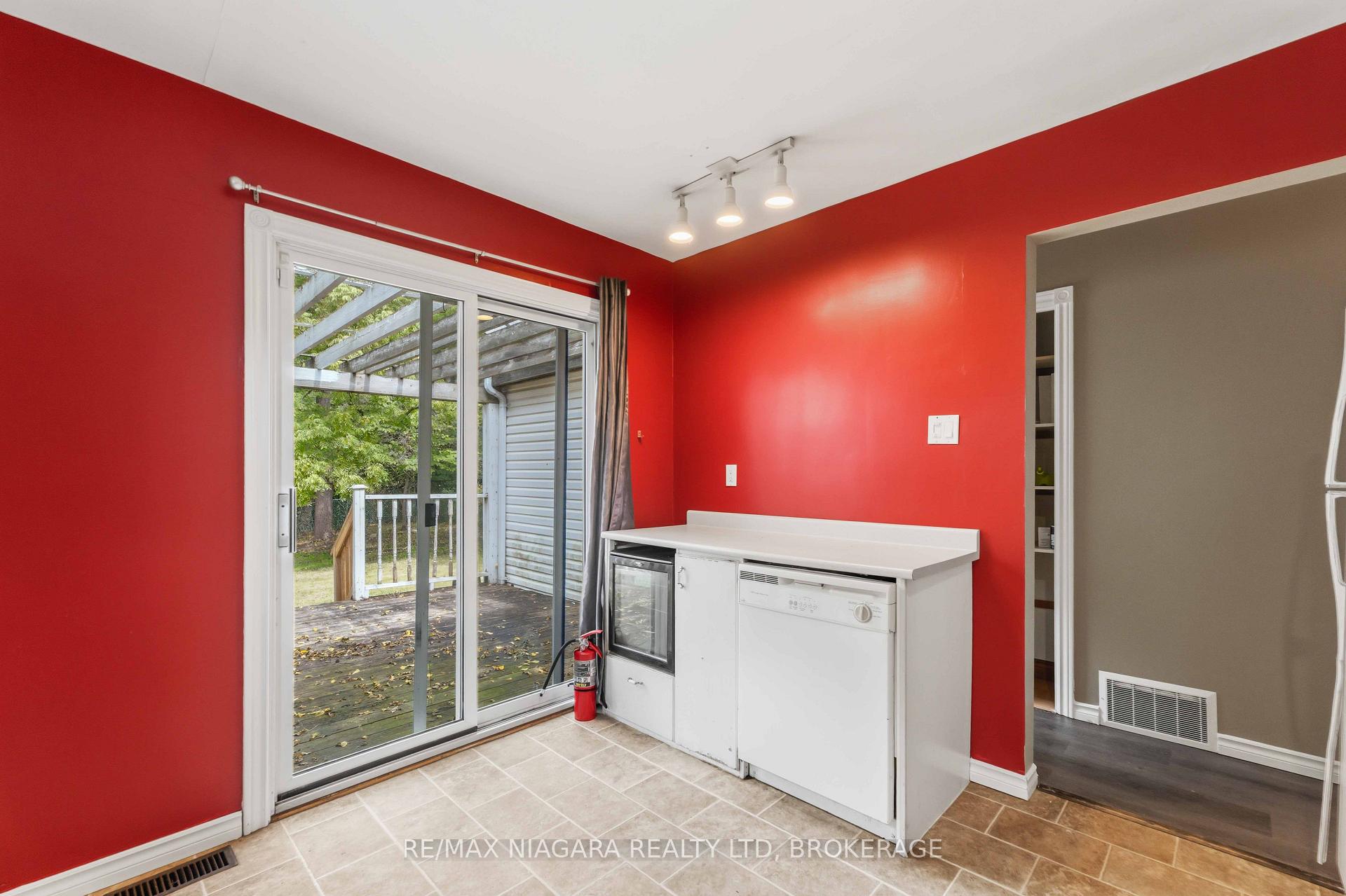 Photo 18 of 24 Welland Vale Road, St. Catharines, Downtown — HOMEH