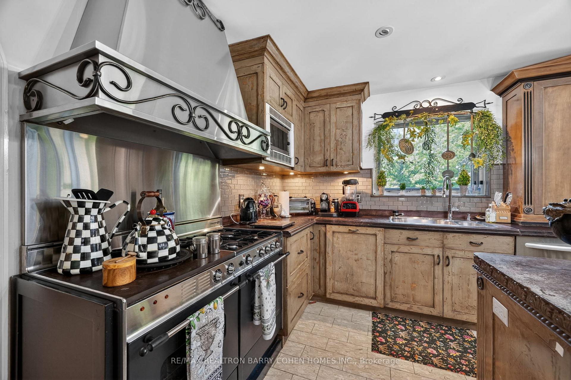 Photo 7 of 21 Fifeshire Road, North York, St. Andrew-Windfields — HOMEH